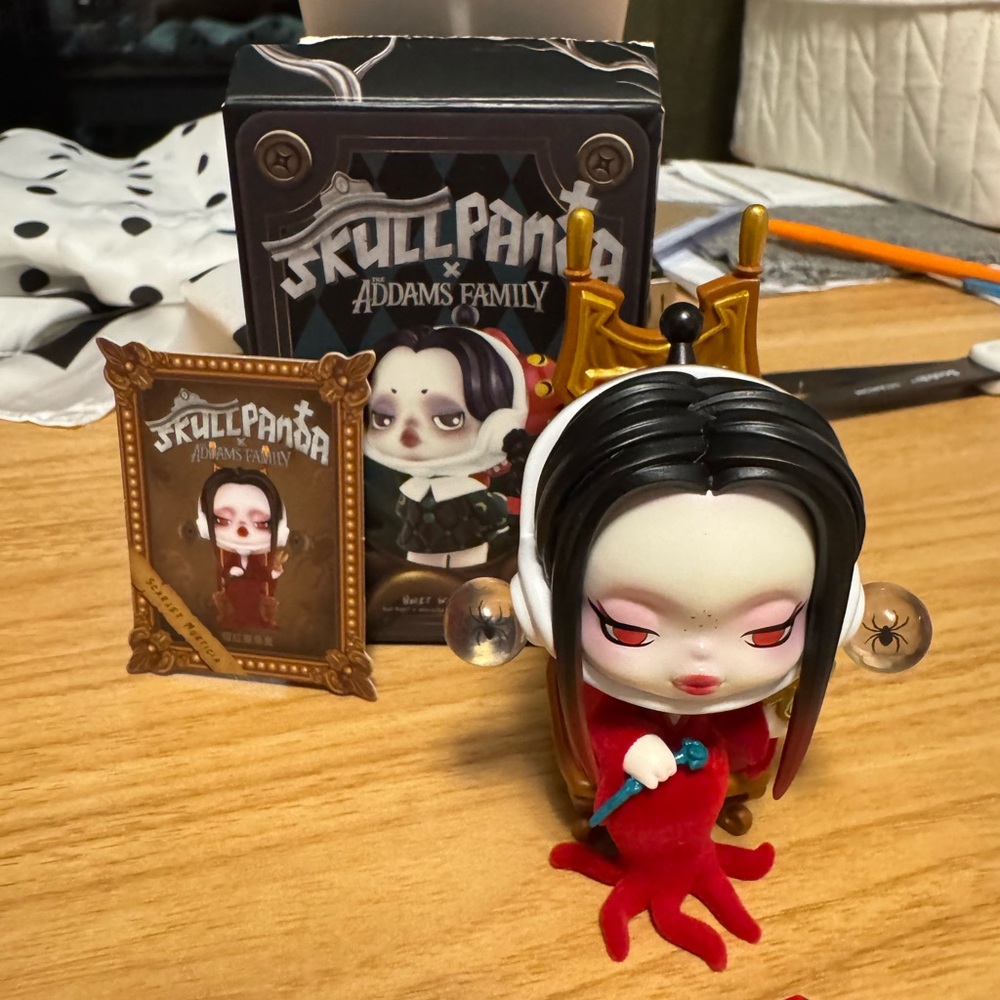 Skullpanda Addams Family Figurine - red morticia